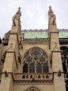 Archivo:Saint-Denis (93), basilique Saint-Denis, fenêtre haute au sud de la nef
