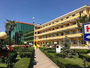 Archivo:Spitali Universitar "Shefqet Ndroqi" senatorium