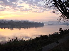 Svítání nad Mekongem, pohled z Čiang Khongu po proudu řeky.jpg