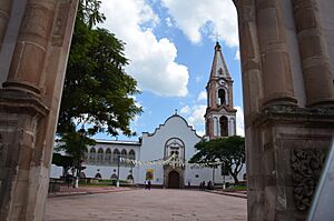 Templo de San Agustin en Jacona (1).jpg