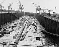 Archivo:The keel plate of USS United States (CVA-58) being laid in a construction dry dock on 18 April 1948