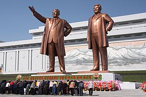 Archivo:The statues of Kim Il Sung and Kim Jong Il on Mansu Hill in Pyongyang (april 2012)