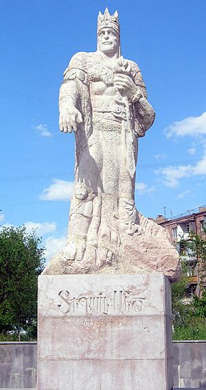 Archivo:TigranStatue