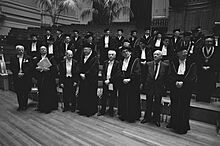 Universiteit van Amsterdam reikt eredoctoraat uit aan drs. J. M. den Uyl in het , Bestanddeelnr 933-1954.jpg