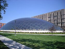 Archivo:University of Chicago July 2013 25 (Joe and Rika Mansueto Library)