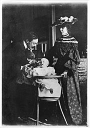 Archivo:VALERY - ESPOSA e Hijo, 1904