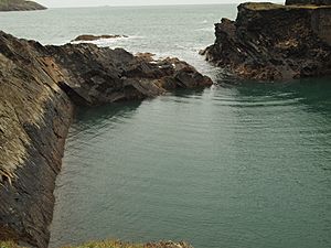 Archivo:Wave diffraction at the Blue Lagoon, Abereiddy