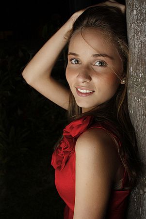Archivo:Young Woman in Red Dress