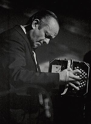 Archivo:Ástor Piazzolla by Eduardo Comesaña, 1969