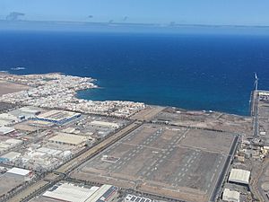 Archivo:Aerial view of Arinaga (coastal town in Gran Canaria) - 8 August 2020 - 3x4 format