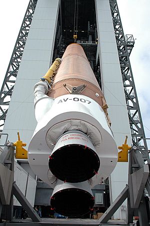 Archivo:Atlas V rocket raised