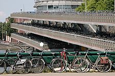 Archivo:Bicycle parking lot