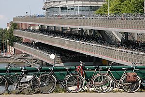 Archivo:Bicycle parking lot