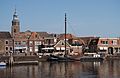 Blokzijl, de Havenkolk met zicht op de Zeedijk en de Hervormde kerk RM10448 IMG 2825 2018-04-20 14.35