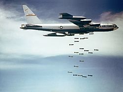 Archivo:Boeing B-52 dropping bombs