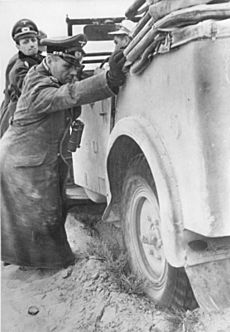 Archivo:Bundesarchiv Bild 183-B20800, Nordafrika, Rommel und Westphal schieben Auto