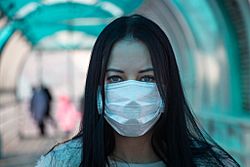 Archivo:COVID-19 (Coronavirus) Girl in mask