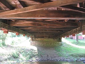 Archivo:Cogan House Covered Bridge underside