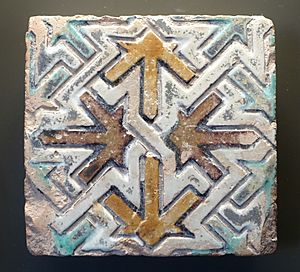Archivo:Cuerda seca tile, 12th-13th century - Alcázar of Seville, Spain - DSC07339