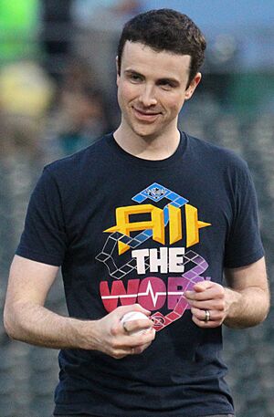Archivo:Dr Lupo threw out a first pitch and signed a billion autos