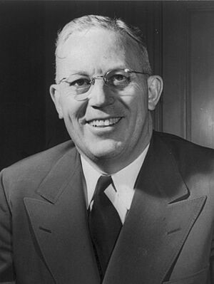Archivo:Earl Warren Portrait, half figure, seated, facing front, as Governor (cropped 3x4)