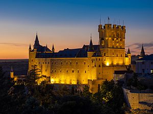 Archivo:Fotografía nocturna del Alcázar de Segovia