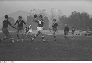 Archivo:Fotothek df roe-neg 0006528 017 Handballspieler bei einem Spiel auf dem Feld