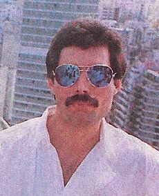 Archivo:Freddie Mercury at Sheraton Hotel Buenos Aires