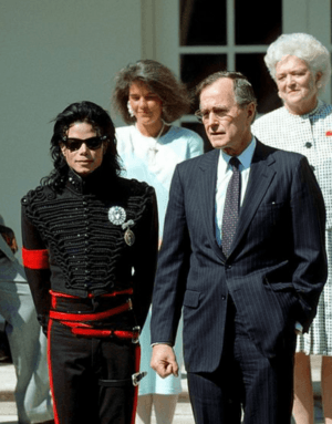 Archivo:George H. W. Bush with Michael Jackson