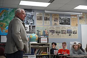 Archivo:Governor Tim Walz visits Lake Middle School - 52532401654