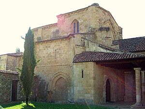 Archivo:Gradefes - Monasterio de Santa Maria la Real 03