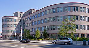 Archivo:Greenstone Government Building, Yellowknife, NT