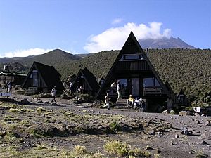 Archivo:Horombo Hut in Kilimanjaro Park 001