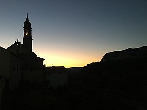 Archivo:Iglesia de Santa Elena en Seno al amanecer