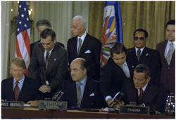 Archivo:Jimmy Carter and General Omar Torrijos sign the Panama Canal Treaty with OAS Secretary Alejandro Orfila. - NARA - 176082