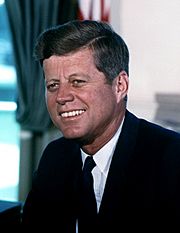 Archivo:John F. Kennedy, White House color photo portrait