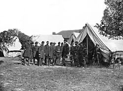 Archivo:Lincoln and generals at Antietam
