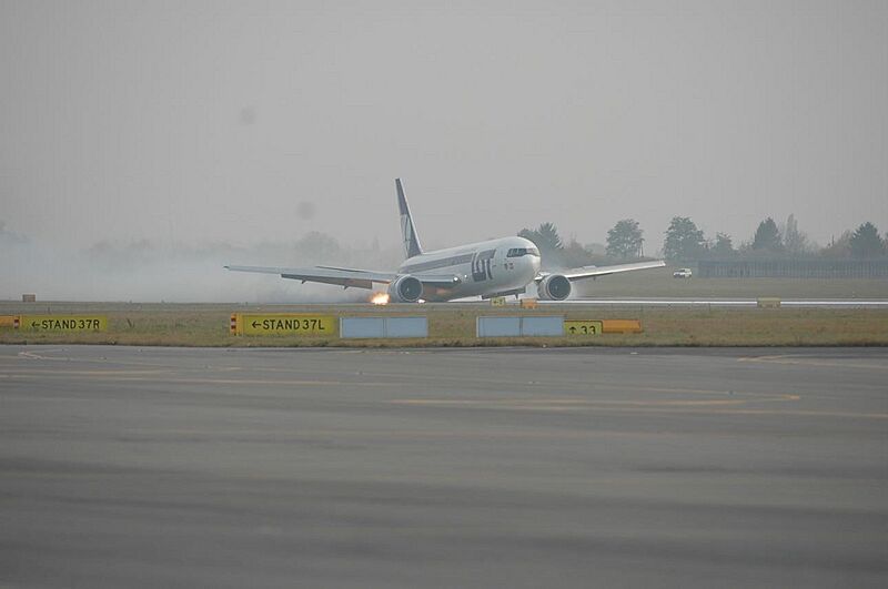 Lot Flight 16 landing 3