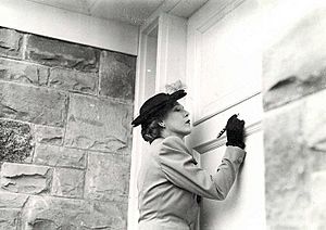 Archivo:Mary Pickford signing the entrance to the Mary Pickford War Funds bungalow