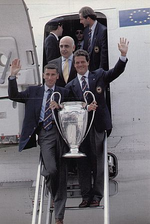 Archivo:Mauro Tassotti, Fabio Capello and Adriano Galliani with the UEFA Champions League trophy - 1994