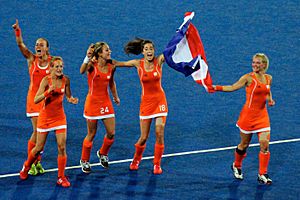 Archivo:Netherlands womens hockey celebrate - 2012 Olympics