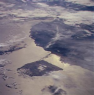 Archivo:Paraguana Peninsula STS066-124-8