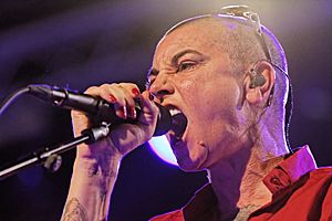 Archivo:Photo - Festival de Cornouaille 2014 - Sinéad O’Connor en concert le 26 juillet - 010