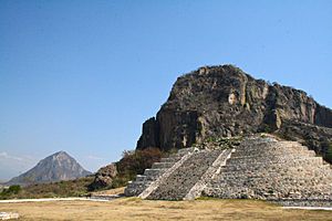 Archivo:Piramide de Chalcatzingo