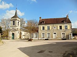 Place de Saint-Moré (Yonne).JPG