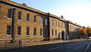 Archivo:Portsmouth Grammar School seen from the High Street