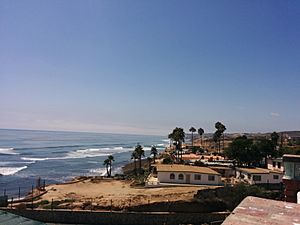 Archivo:Puerto Nuevo y su langosta - panoramio