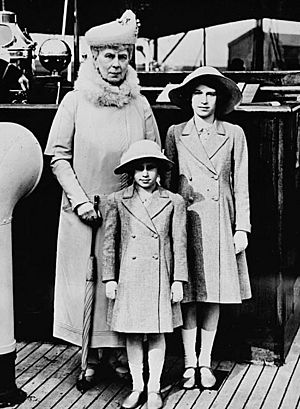 Archivo:Queen Mary with Princess Elizabeth and Margaret