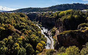Archivo:Río Arpa, Jermuk, Armenia, 2016-10-01, DD 69