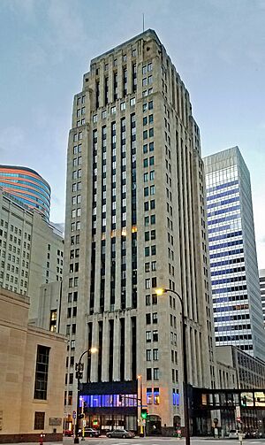 Archivo:Rand Tower dusk